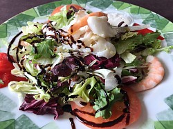 Ensalada de bacalao y langostinos