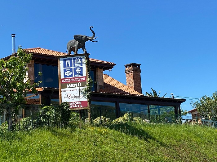 Vista del restaurante desde el parque